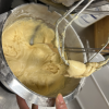 Brioche-Teig in Küchenmaschinen-Schüssel mit Knethaken – weicher, goldgelber Hefeteig in Zubereitung