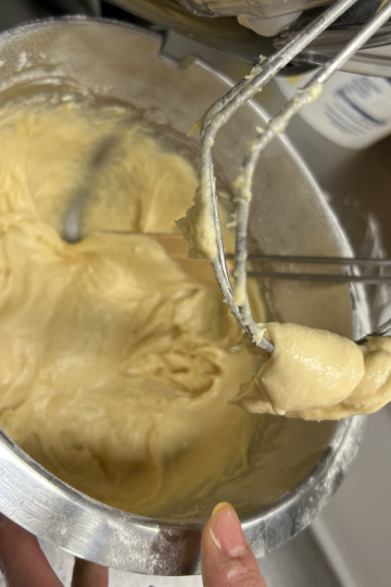 Brioche-Teig in Küchenmaschinen-Schüssel mit Knethaken – weicher, goldgelber Hefeteig in Zubereitung