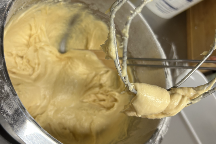 Brioche-Teig in Küchenmaschinen-Schüssel mit Knethaken – weicher, goldgelber Hefeteig in Zubereitung