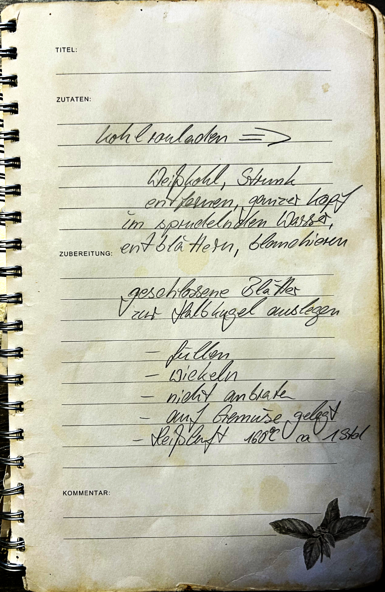 Handgeschriebenes Rezept für Kohlrouladen aus Spitzkohl in einem alten Notizbuch
