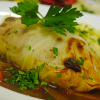 Spitzkohlroulade mit Kartoffelpüree und brauner Sauce auf weißem Teller, garniert mit Petersilie