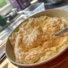 Obazda aus Camembert, Frischkäse und Paprika in Schüssel, bayerische Brotzeit-Creme