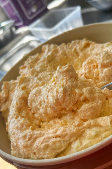 Obazda aus Camembert, Frischkäse und Paprika in Schüssel, bayerische Brotzeit-Creme