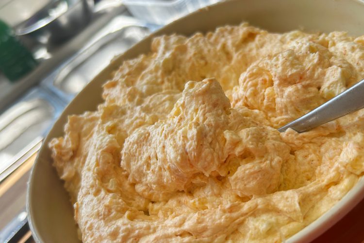 Obazda aus Camembert, Frischkäse und Paprika in Schüssel, bayerische Brotzeit-Creme