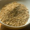 Sel épicé – hausgemachtes Gewürzsalz mit Kräutern und Gewürzen in einer weißen Schale
