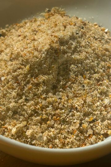 Sel épicé – hausgemachtes Gewürzsalz mit Kräutern und Gewürzen in einer weißen Schale