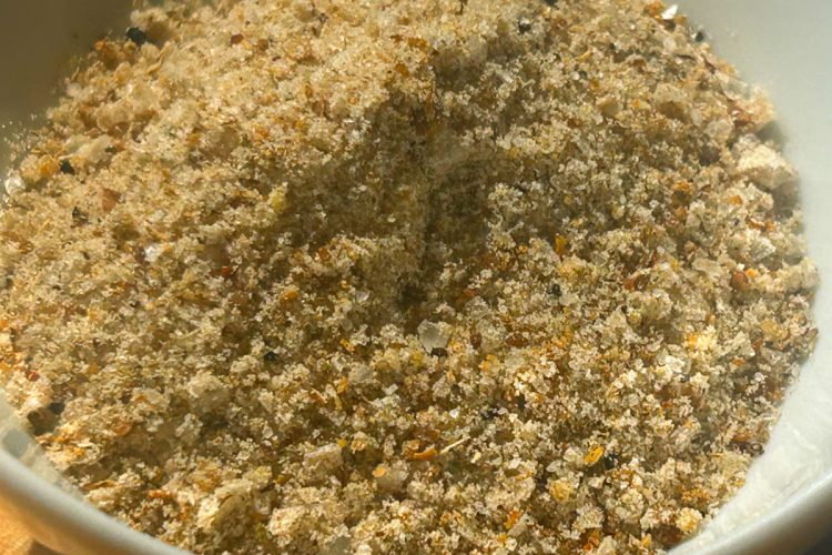 Sel épicé – hausgemachtes Gewürzsalz mit Kräutern und Gewürzen in einer weißen Schale